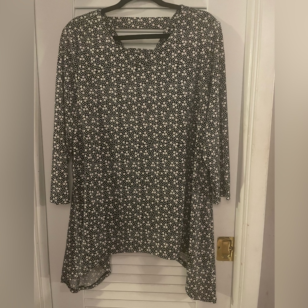 COCOMO WOMAN Black and White
Polka Dot 3/4 Sleeves Top XL
Like New